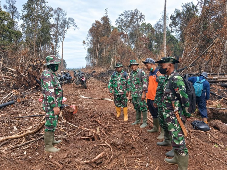 Hadapi Medan Sulit dan Cuaca Panas, Kodam XIX/Tuanku Tambusai Terus Padamkan Karhutla di Rengat